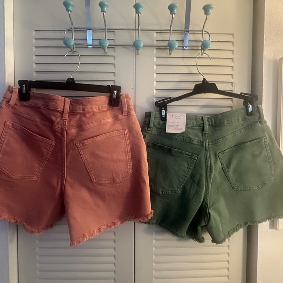 2-Shorts size 6.Please look at the pictures and video for better description!!❣️ - Picture 9 of 14